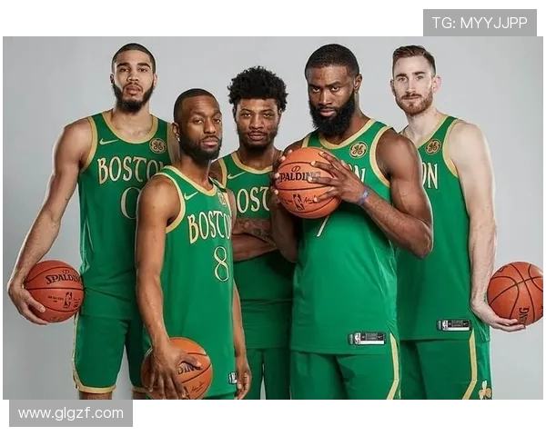 湖人与凯尔特人经典对决再度上演 激烈对抗引发球迷热议 湖人与凯尔特人经典对决再度上演 激烈对抗引发球迷热议