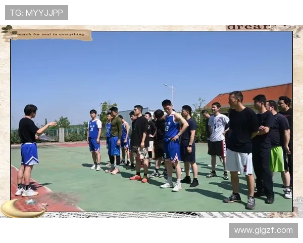 以篮球为纽带探讨团队合作精神与青春奋斗力量的深刻内涵