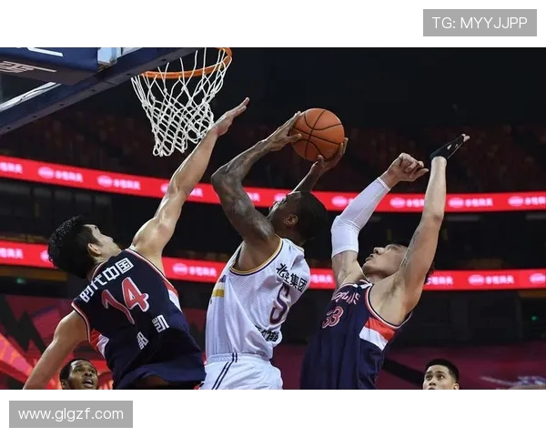 西安篮球队盯防策略分析与比赛表现的得失探讨