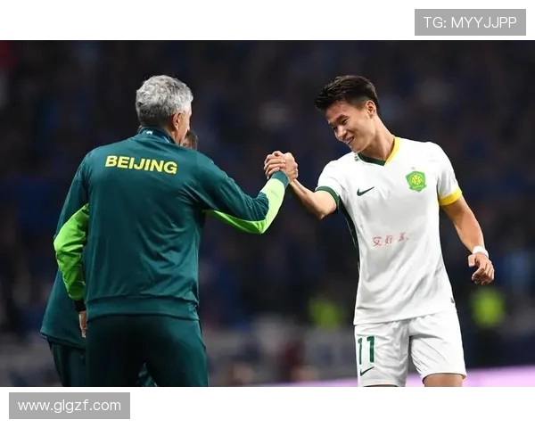 上海海港与上海申花激战正酣 双方为荣誉与胜利拼搏全力以赴