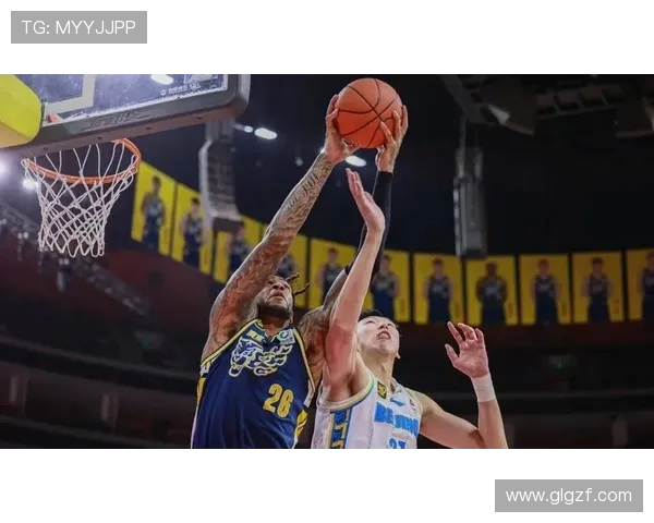 南京同曦主场迎战广东宏远强强对决上演精彩篮球盛宴 南京同曦主场迎战广东宏远强强对决上演精彩篮球盛宴